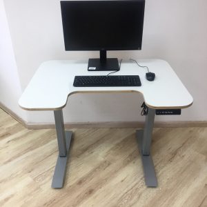 שולחן מחשב מתכוונן